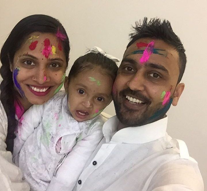 Shruti Anand se svým manželem a dcerou