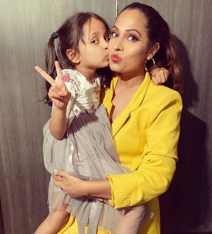 Shruti Arjun Anand với con gái của cô ấy