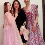 Akansha Ranjan Kapoor mit ihrer Mutter und Schwester