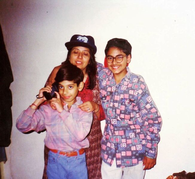Uma foto antiga de Pavail Gulati com sua mãe e irmão