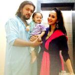 Chahat Khanna bersama suaminya Farhan Mirza dan anak perempuannya Zohar Mirza