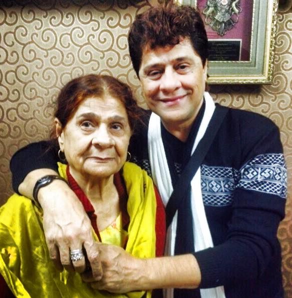 Arjun (Firoz Khan) avec sa mère