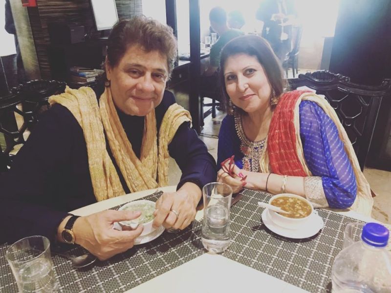 Arjun Firoz Khan avec sa femme Kashmira