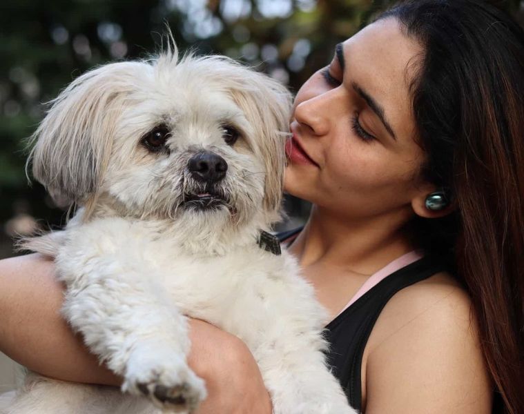 Mukti Gautam avec son chien Teddy