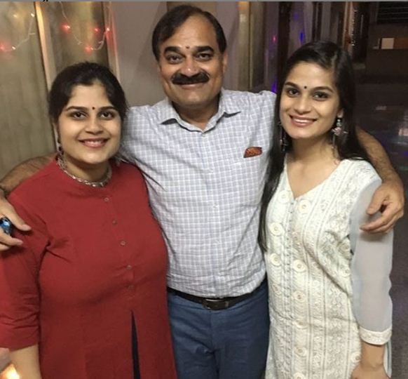 Srishti Dixit con su padre y su hermana