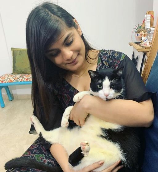 Srishti Dixit mit ihrer Haustierkatze