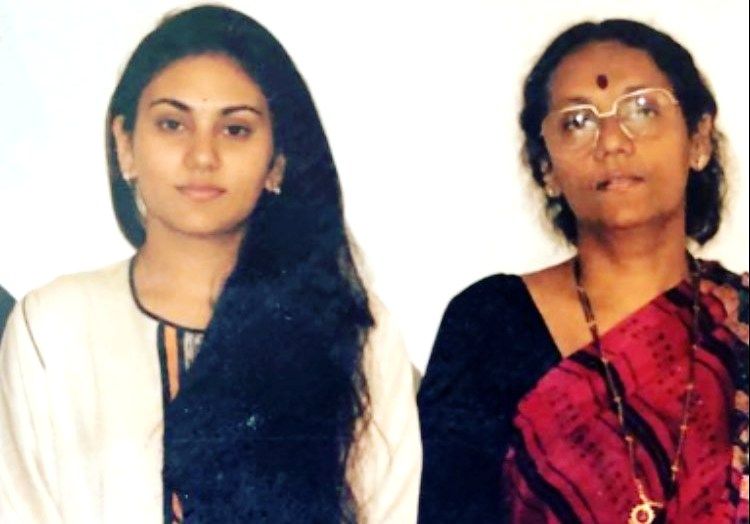 Deepika Chikhalia với mẹ của cô ấy