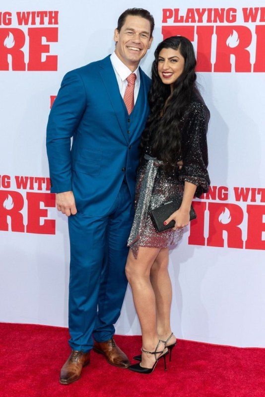 Shay Shariatzadeh et John Cena lors d'un événement sur le tapis rouge
