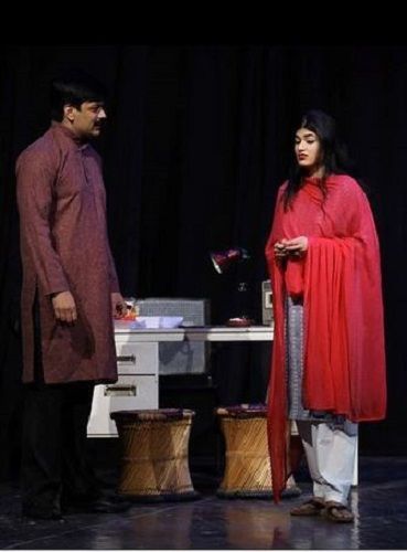 Tasneem Khan actuando en una obra de teatro