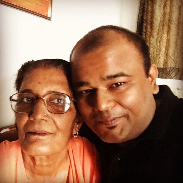 Нишант Танвар с майка си