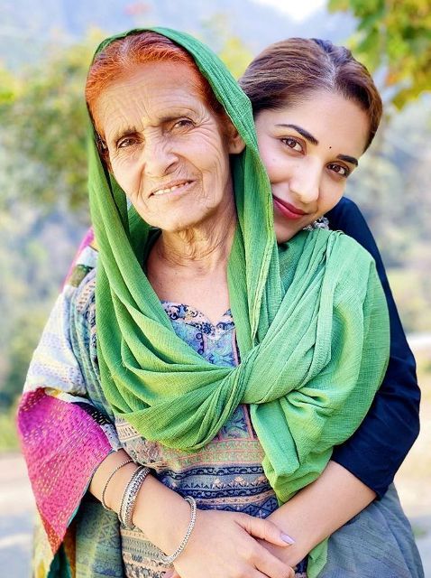 Ruhani Sharma so svojou babičkou