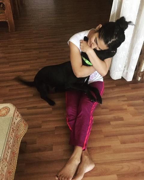 Ruhani Sharma dengan anjing peliharaannya