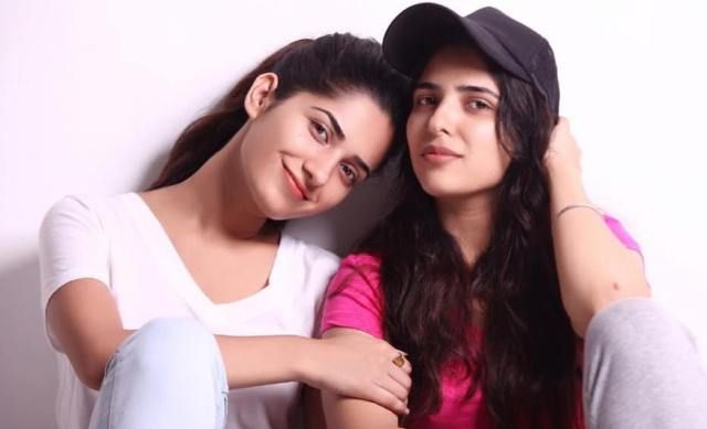 Ruhani Sharma mit ihrer Schwester
