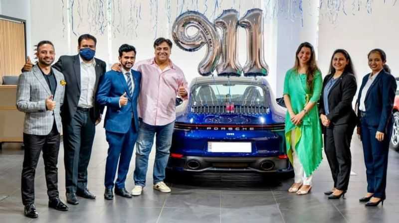 Ram Kapoor poserer med sin nye Porsche-bil