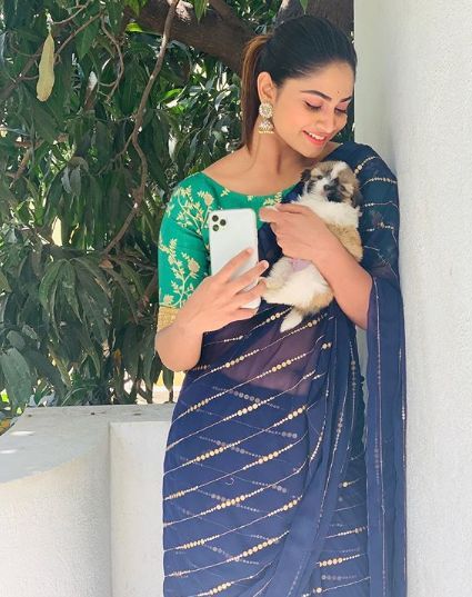 Shivani Narayanan lemmikkikoiransa kanssa