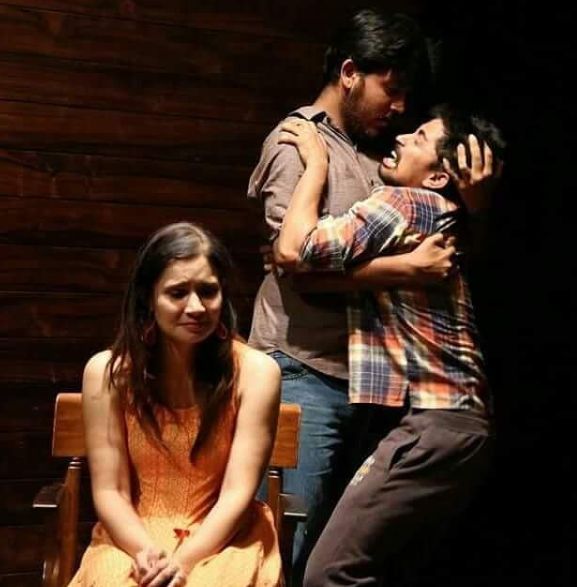एक नाटक के दौरान तान्या पुरोहित