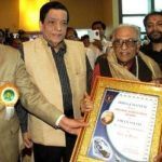 Ameen Sayani con el premio Lifetime Achievement Award