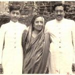 Foto de Ameen Sayani jovem com sua mãe e irmão