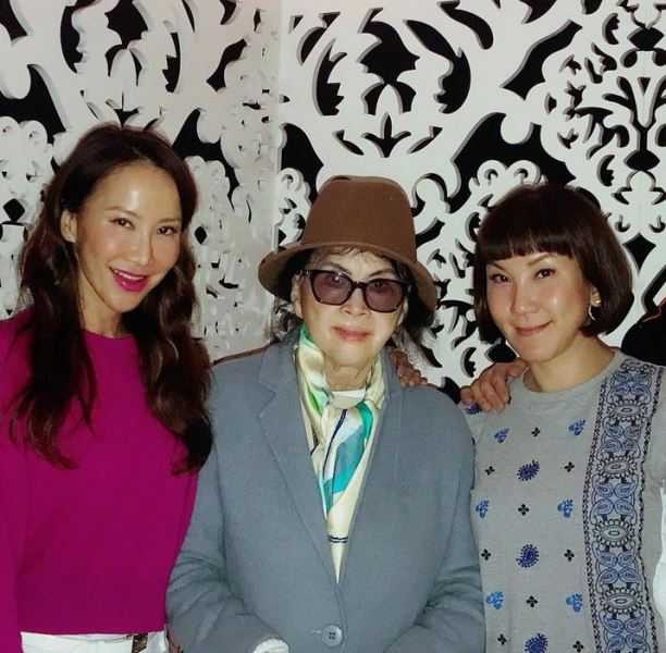 Coco Lee con su madre y Carol Lee