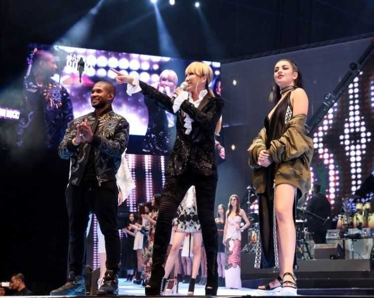 Fashion Rocks တွင် Usher (ဘယ်မှ Coco) နှင့် Charlie XCX (Coco မှညာဘက်)