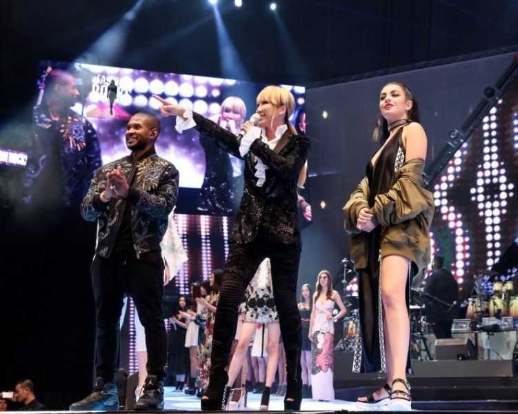 Coco Lee con Usher (a la izquierda para Coco) y Charlie XCX (a la derecha para Coco) en Fashion Rocks