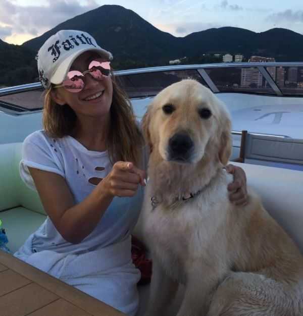 Coco Lee con su perro Bruce