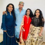 Faisal Khan con le sue sorelle