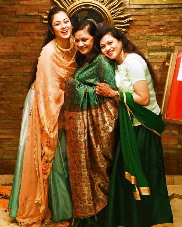 अभिनेत्री अर्चिता साहू अपनी मां और बहन के साथ