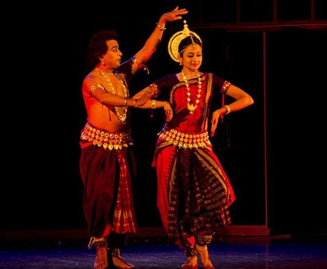 الممثلة أرشيتا ساهو تؤدي أوديسي مع جورو جاجندرا باندا في ديبادارا - 2015 ، مركز الموئل الهندي ، نيودلهي