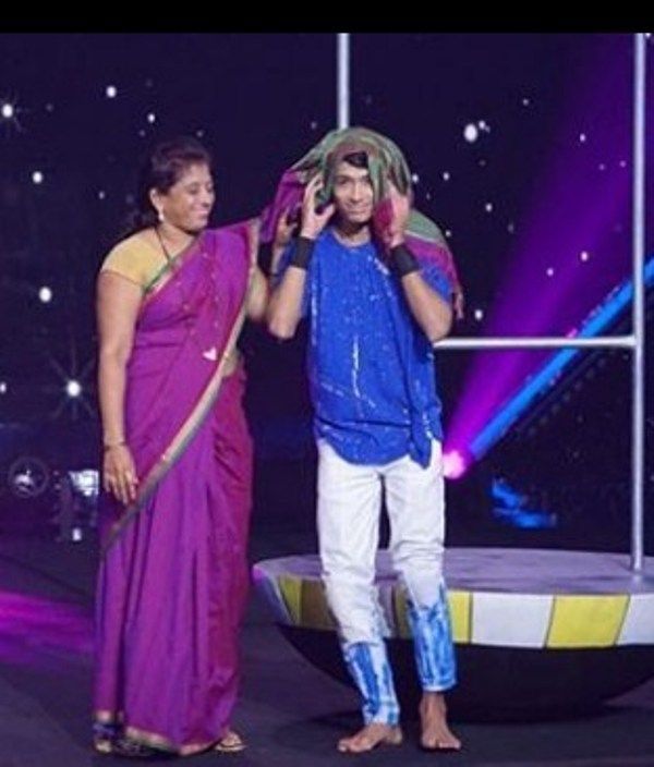 Rupesh Bane dansar med sin mor