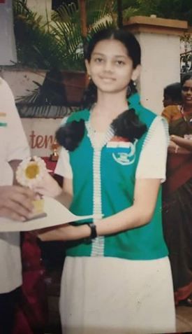 Anitha Sampath otrzymująca trofeum