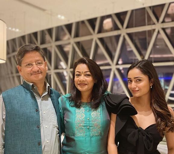 Tridha Choudhury ailesiyle birlikte