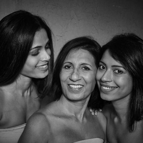 Freida Pinto avec sa mère et sa soeur