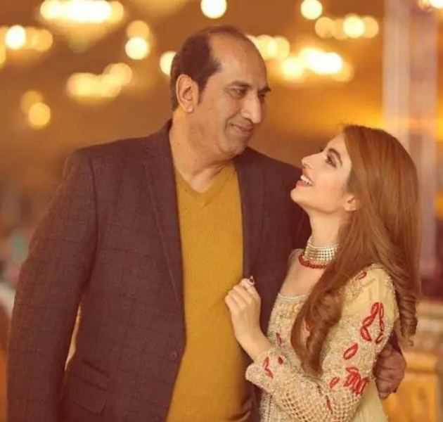 Kinza Hashmi amb el seu pare
