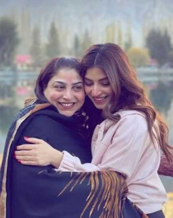 Kinza Hashmi amb la seva mare