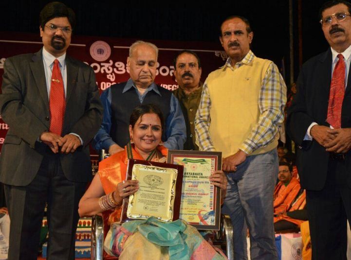 Chandrakala Mohan kasama ang kanyang Aryabhata International Award
