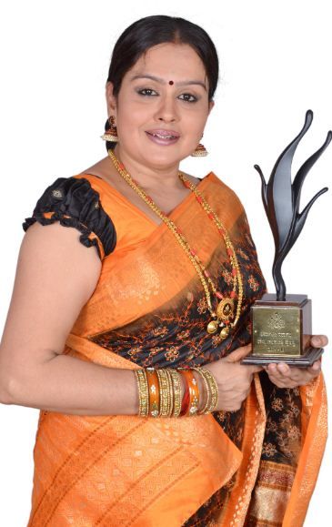 Chandrakala Mohan com seu Prêmio do Estado de Karnataka