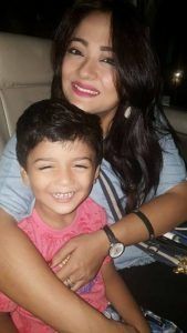 Рупаджана Митра със сина си