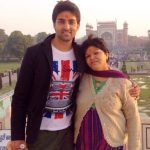 Adhvik Mahajan met zijn moeder