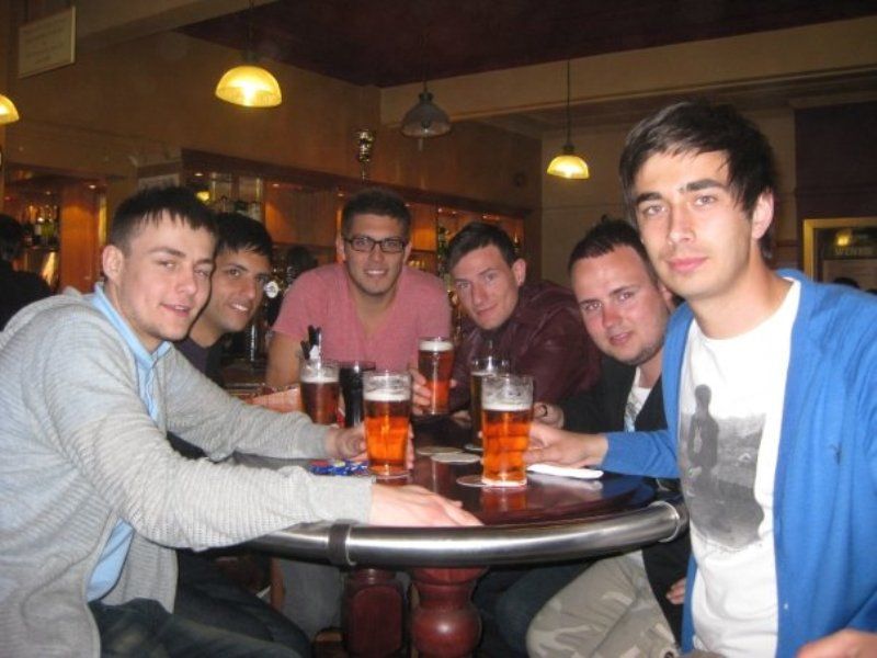 Korijs Trans kopā ar draugiem bauda alus ballīti