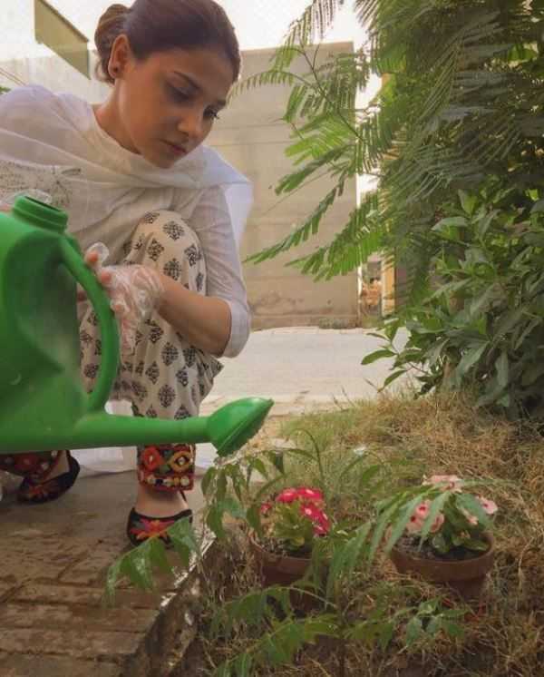 Hina Altaf vanner planter i hagen sin