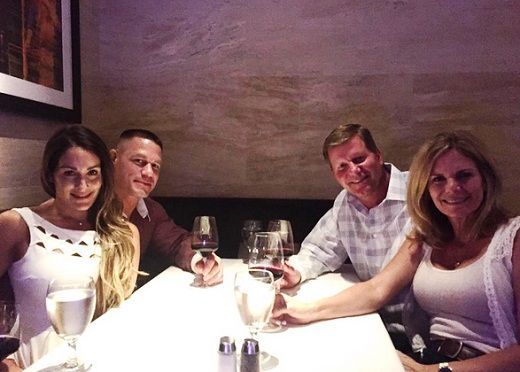 Nikki Bella med sin kæreste John Cena og mor Kathy