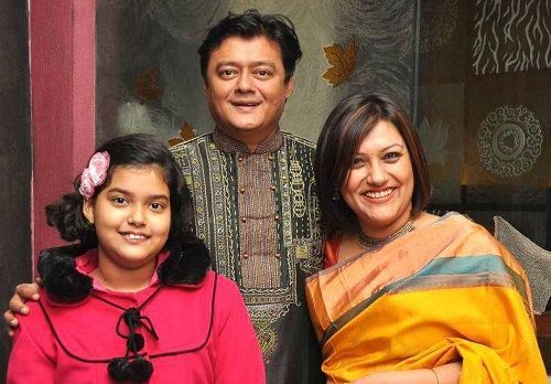 Saswata Chatterjee với vợ và con gái của mình