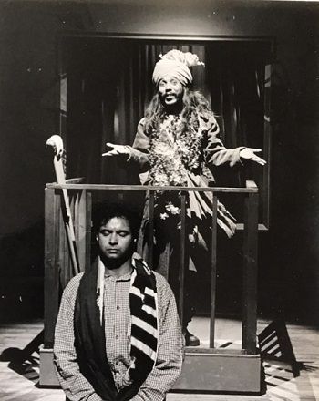 Swanand Kirkire, eski bir tiyatro dramasında performans sergiliyor