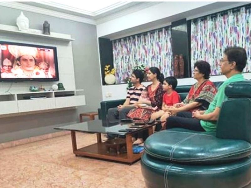 Arun Govil ogląda Ramajana wraz z rodziną