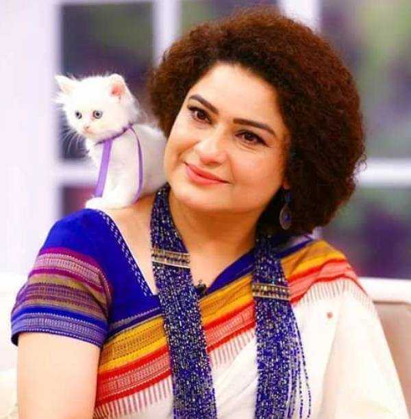 Sania Saeed com um de seus gatos