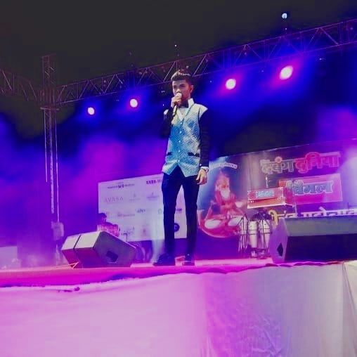 Azmat Hussain se apresentando em um show no palco