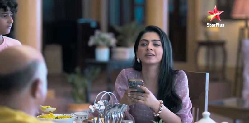 TV 쇼 Baatein Kuch Ankahee Si(2023)에서 Mrunal Karmarkar 역을 맡은 Garvita Sadhwani