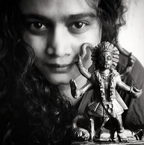 Kalyanee Mulay mit einem Idol der Göttin Kaali