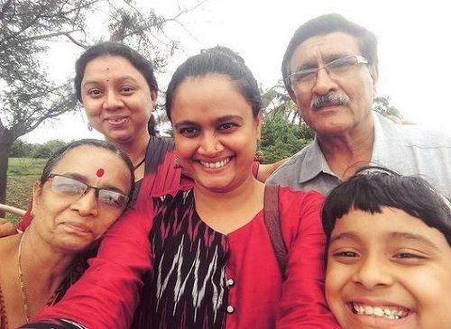 Kalyanee Mulay szüleivel és nővérével